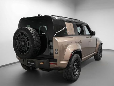 Used 2025 Land Rover Defender 110 image 11
