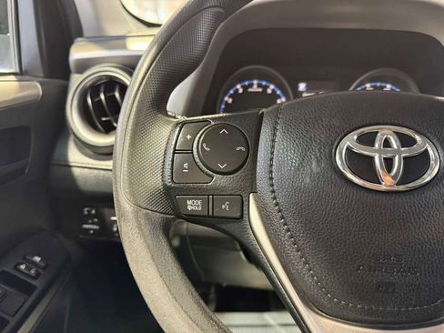 Used 2018 Toyota RAV4 LE FWD image 11