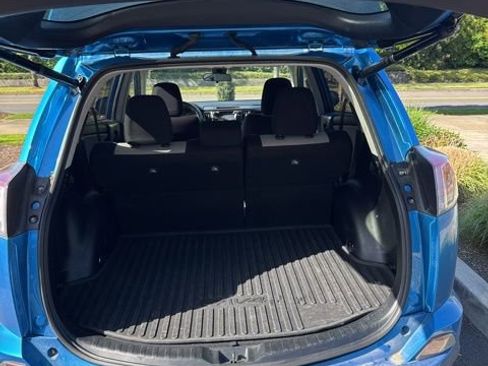 Used 2018 Toyota RAV4 XLE AWD/4WD image 5