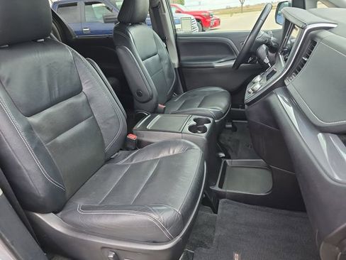 Used 2017 Toyota Sienna SE w/ SE Preferred Package image 10