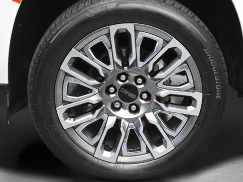 Used 2024 GMC Yukon Denali Ultimate AWD/4WD image 10
