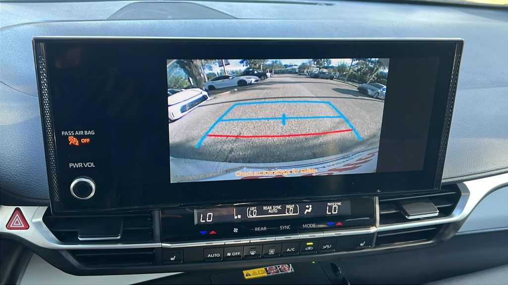 Certified 2025 Toyota Sienna XLE FWD image 18