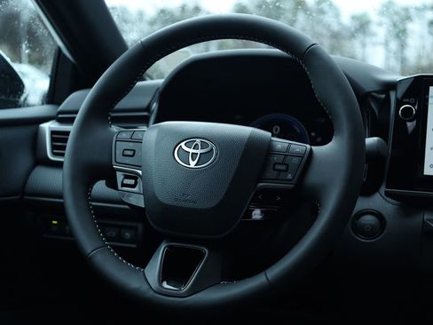 Used 2025 Toyota Camry SE image 5