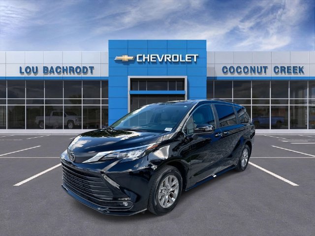 Used 2026 Toyota Sienna XLE FWD image 4