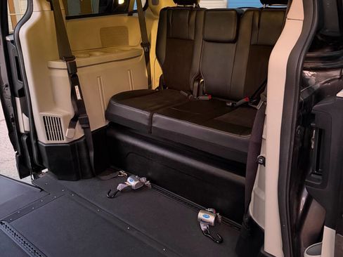 Used 2019 Dodge Grand Caravan SXT image 24