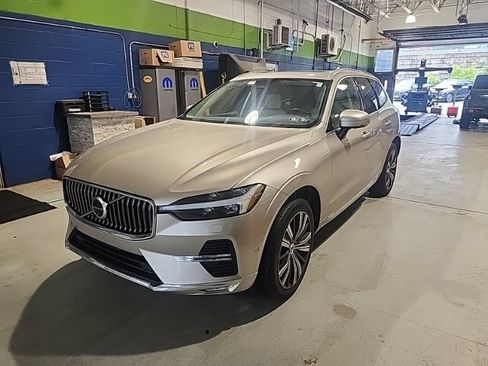 Used 2023 Volvo XC60 B5 Plus w/ Climate Package AWD/4WD image 3
