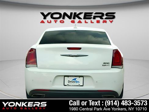 Used 2021 Chrysler 300 Touring L image 9