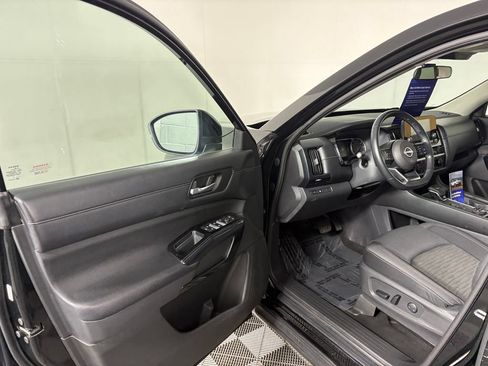 Used 2022 Nissan Pathfinder SV AWD/4WD image 12