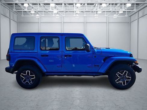 Used 2025 Jeep Wrangler Sahara image 6