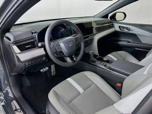 Used 2025 Toyota Camry SE w/ Convenience Package image 9