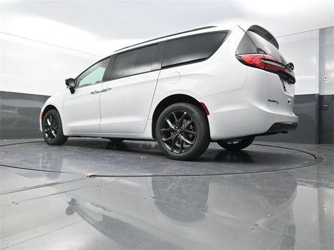 New 2026 Chrysler Pacifica Select image 21