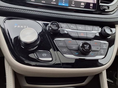 Used 2024 Chrysler Pacifica Limited image 8