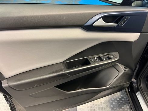 Certified 2023 Volkswagen Taos SE FWD image 7