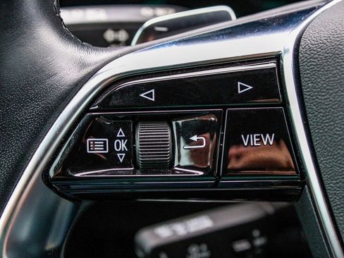 Used 2022 Audi e-tron Premium w/ Convenience Plus Package image 28