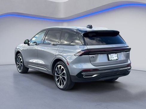 Used 2024 Lincoln Nautilus Reserve image 12