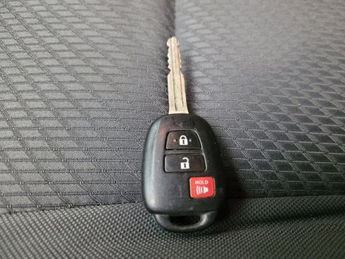 Used 2019 Toyota Highlander LE image 32