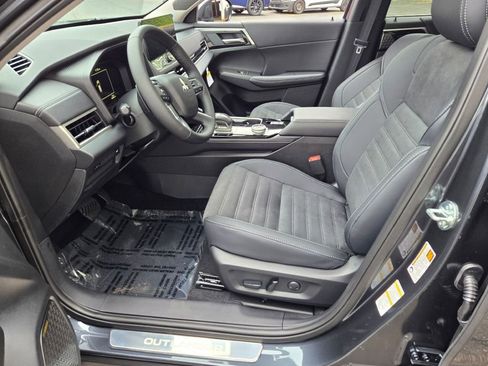 New 2025 Mitsubishi Outlander SE image 15