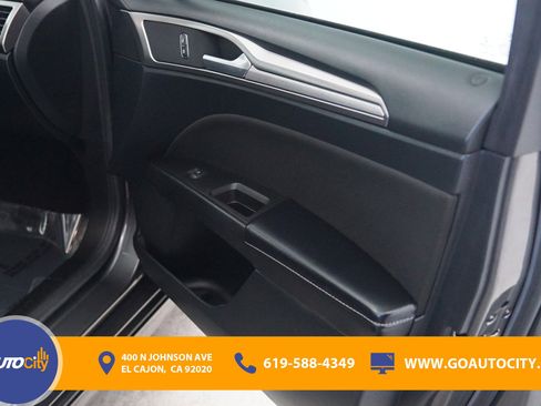 Used 2019 Ford Fusion SE FWD image 16