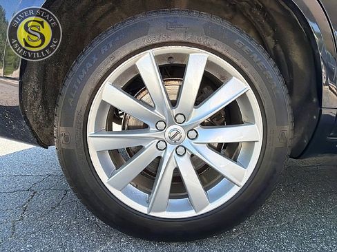 Used 2016 Volvo XC90 T6 Momentum w/ Momentum Plus Package AWD/4WD image 9
