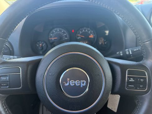 Used 2016 Jeep Patriot Latitude AWD/4WD image 22
