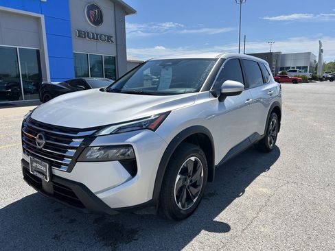 Used 2025 Nissan Rogue SV image 1