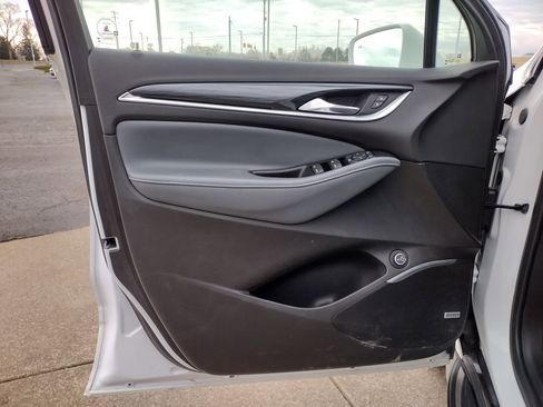 Used 2020 Buick Enclave Essence image 9