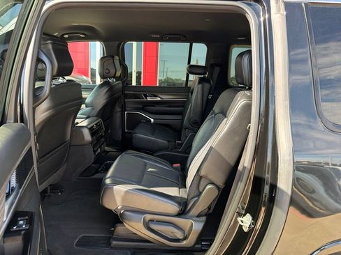 Used 2024 Jeep Wagoneer L Series II AWD/4WD image 16