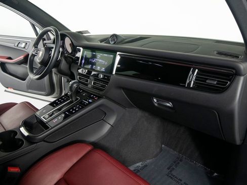Certified 2025 Porsche Macan AWD/4WD image 32