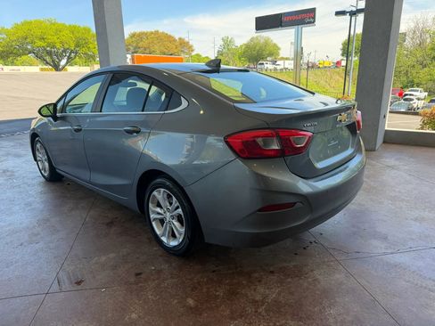 Used 2019 Chevrolet Cruze LT w/ Convenience Package FWD image 4