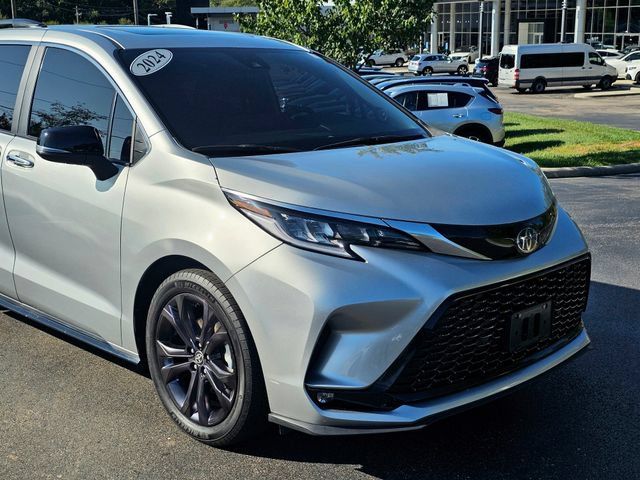Used 2024 Toyota Sienna XSE w/ XSE Premium Package FWD image 2
