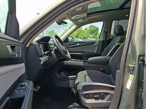 Used 2025 Volkswagen Atlas Peak Edition SE AWD/4WD image 12