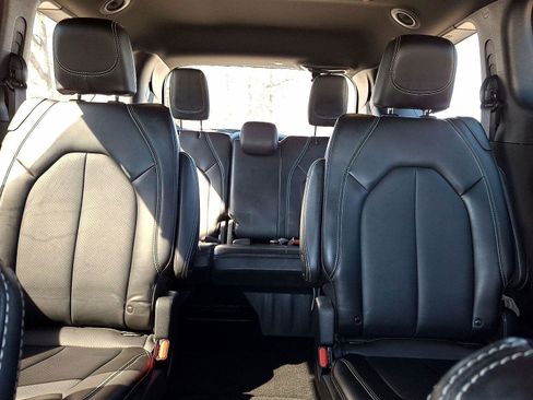 Used 2025 Chrysler Pacifica Select image 13