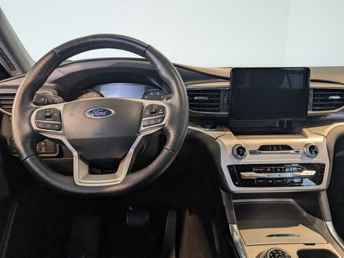 Used 2022 Ford Explorer XLT w/ Equipment Group 202A image 11