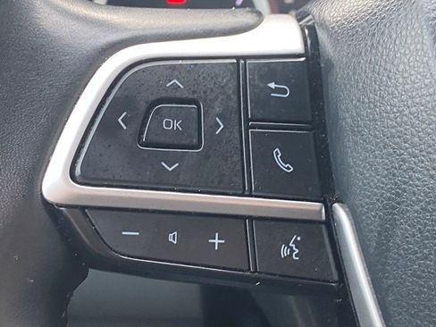 Used 2023 Toyota Highlander LE image 25