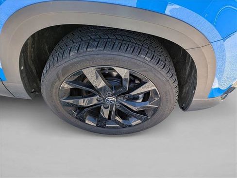 Used 2024 Volkswagen Taos SE w/ Panoramic Sunroof Package FWD image 8