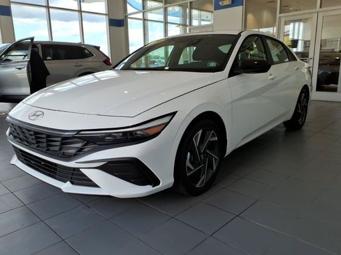 Certified 2025 Hyundai Elantra SEL FWD image 8