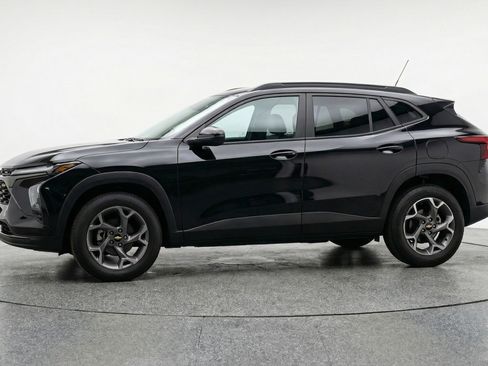 Used 2025 Chevrolet Trax LT w/ LT Convenience Package image 4