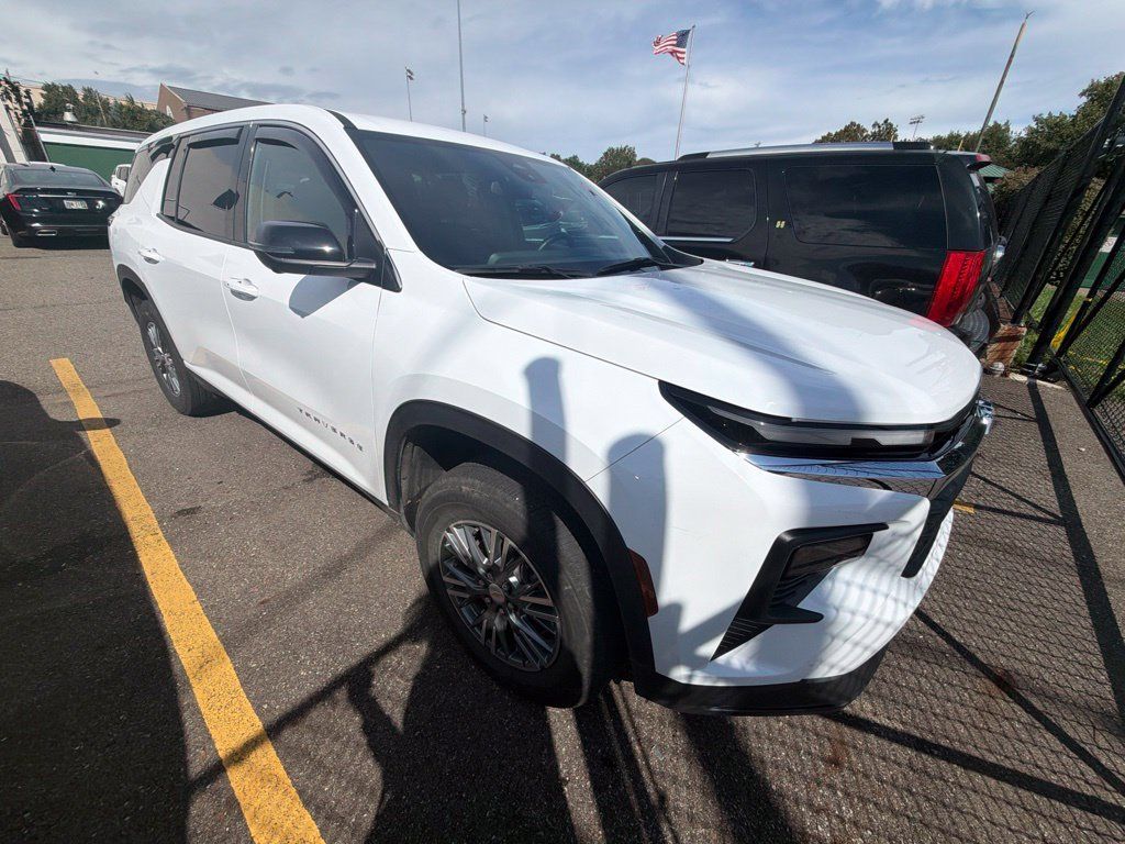 Used 2024 Chevrolet Traverse LS FWD image 5
