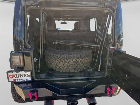 Used 2018 Jeep Wrangler Unlimited Sahara AWD/4WD image 30