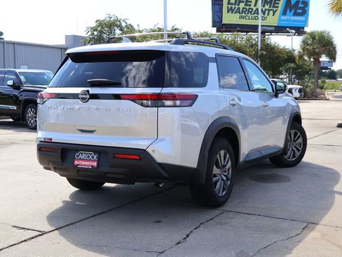 Used 2025 Nissan Pathfinder SV image 2