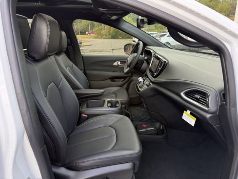 New 2026 Chrysler Pacifica Select image 23