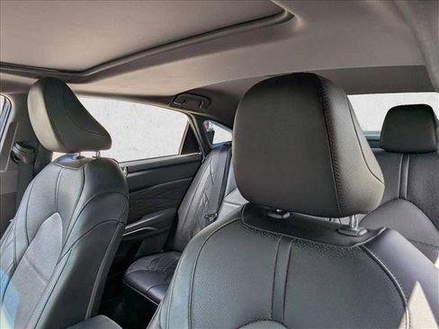 Used 2021 Toyota Avalon Limited image 18