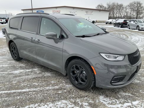 Used 2021 Chrysler Pacifica Limited w/ S Appearance Package image 2