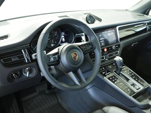New 2026 Porsche Macan image 4