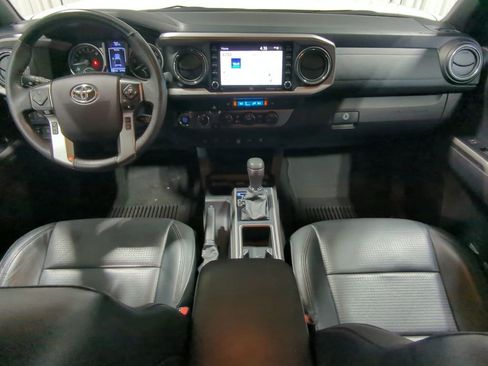 Used 2021 Toyota Tacoma Limited image 27