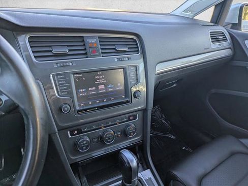 Used 2017 Volkswagen Golf SE image 15