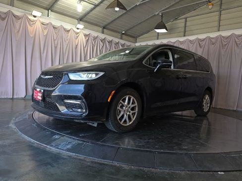 Used 2024 Chrysler Pacifica Touring-L FWD image 10