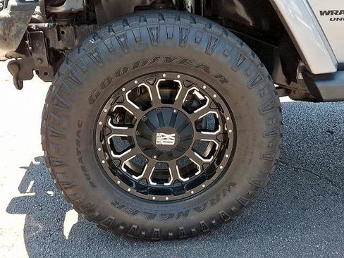Used 2015 Jeep Wrangler Unlimited Sahara w/ Connectivity Group AWD/4WD image 24