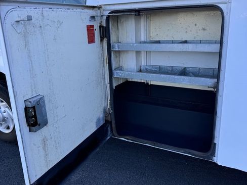 Used 2010 Ford E-350 and Econoline 350 Super Duty image 31