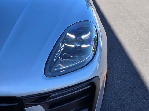 Certified 2025 Porsche Macan AWD/4WD image 12